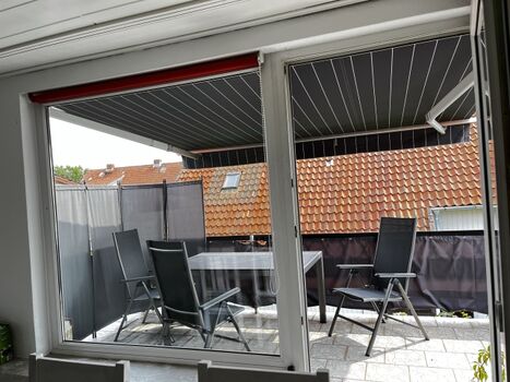 großer Balkon mit Markise
