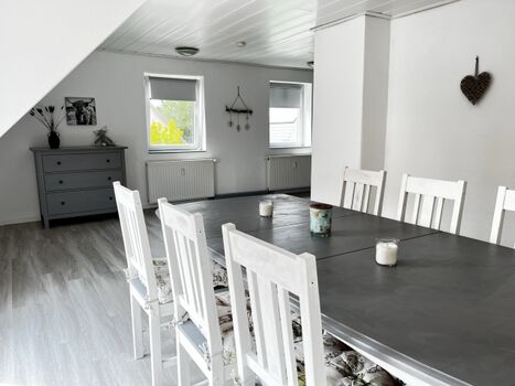 Großer Esstisch im Wohnzimmer