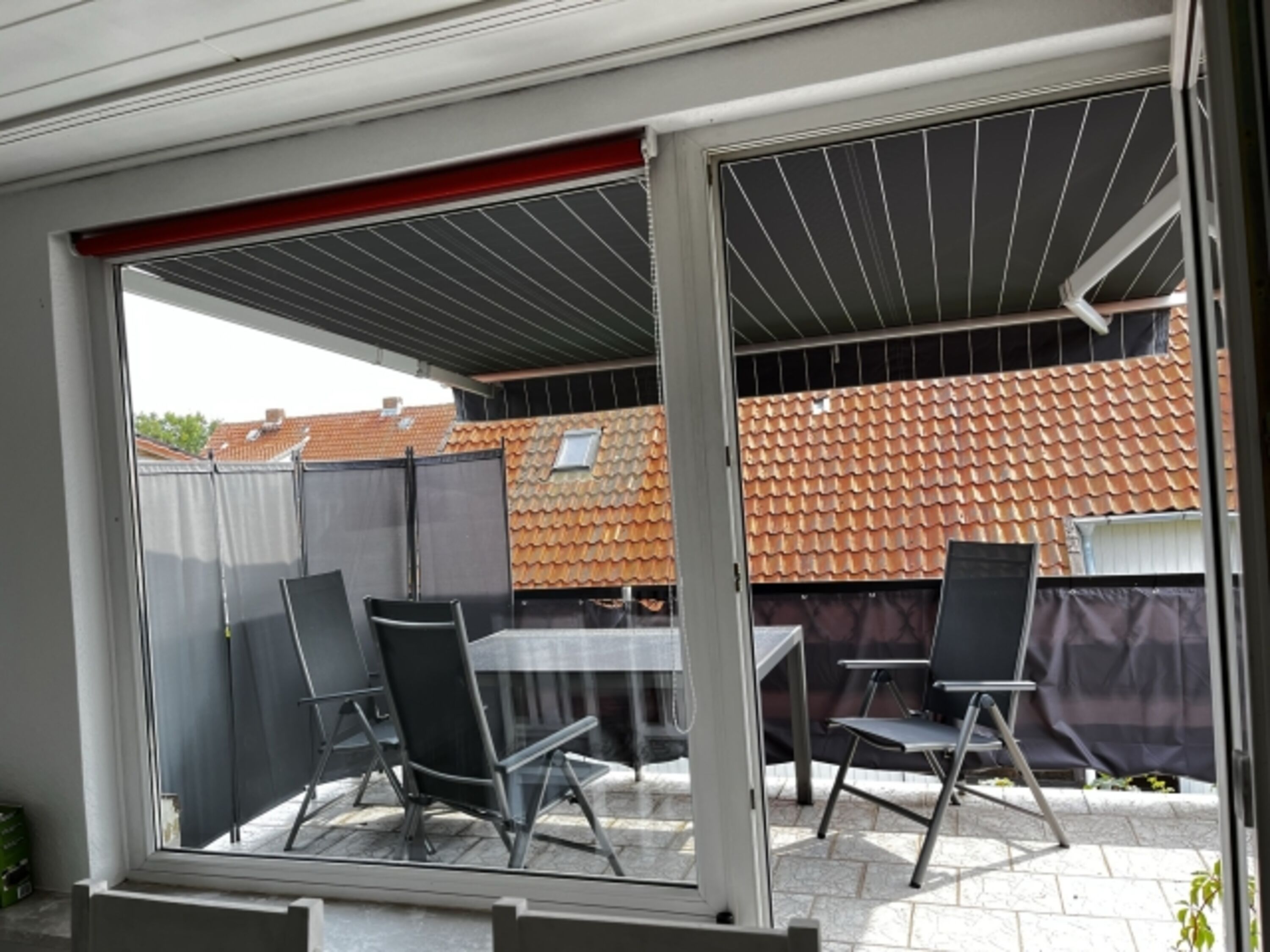 großer Balkon mit Markise