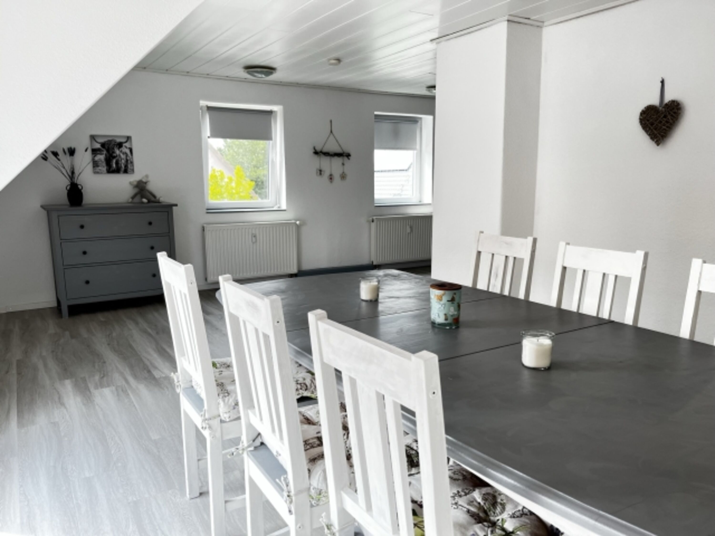 Großer Esstisch im Wohnzimmer