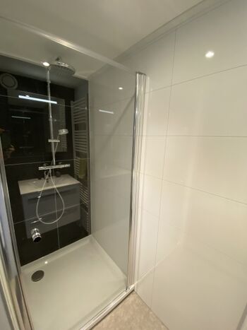 2. Badezimmer (en-Suite)