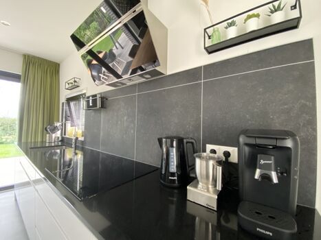 Kaffeemaschine mit Espresso-Funktion und Milchaufschäumer