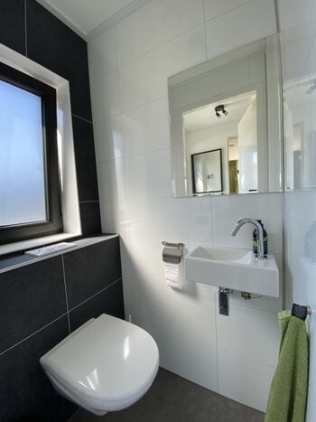 Separates Gäste-WC mit Fenster