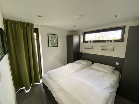 Master-Schlafzimmer mit hochwertigen Boxspringbetten