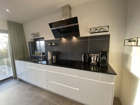 Premium-Vollausstattung: Spülmaschine, Induktionsherd, etc.