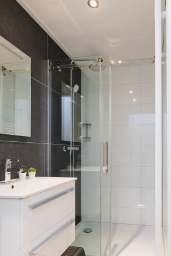 große Dusche mit Rainshower-Funktion, Handtuchheizkörper