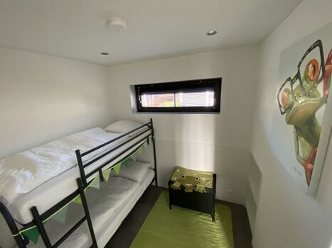 2. Schlafzimmer mit großem, stabilen Etagenbett. Auch für Erwachsene bequem.