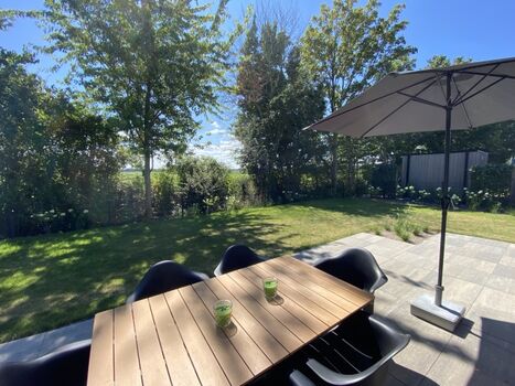 große Terrasse, Garten teilweise mit angenehmen Baumschatten