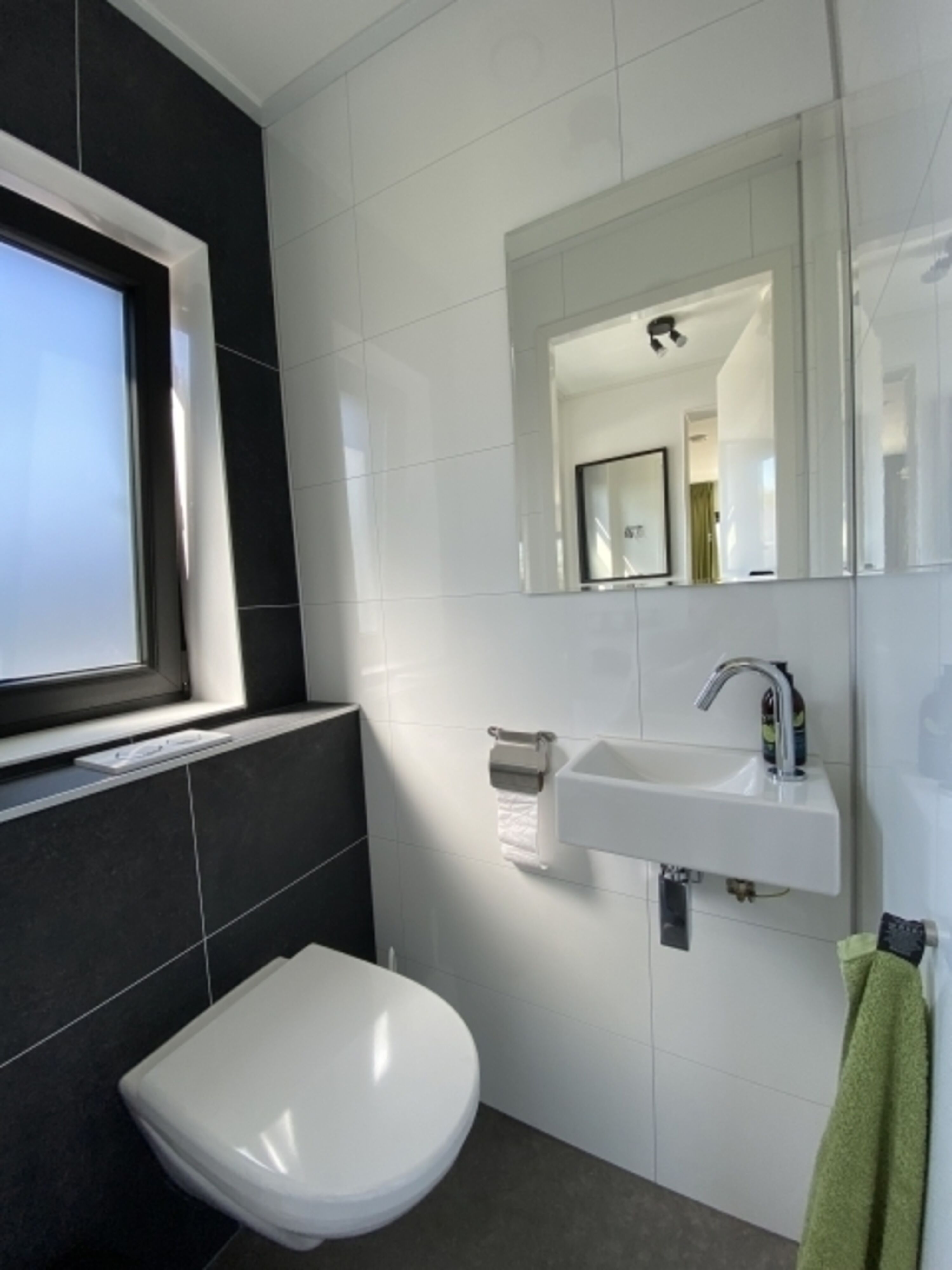 Separates Gäste-WC mit Fenster