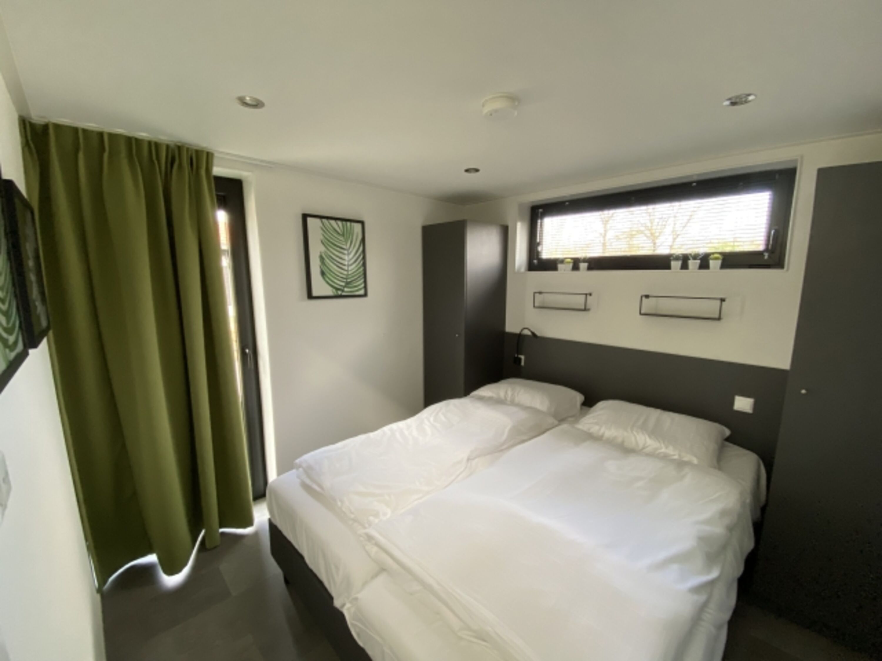 Master-Schlafzimmer mit hochwertigen Boxspringbetten