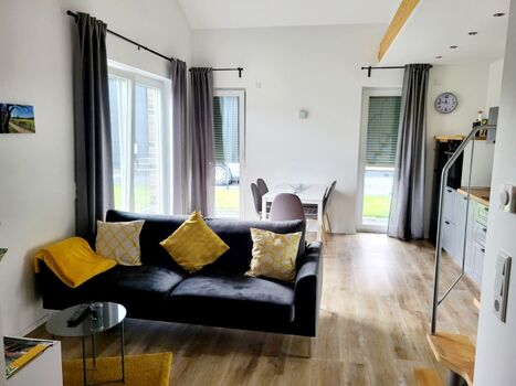 Blick auf den Essbereich und Couch