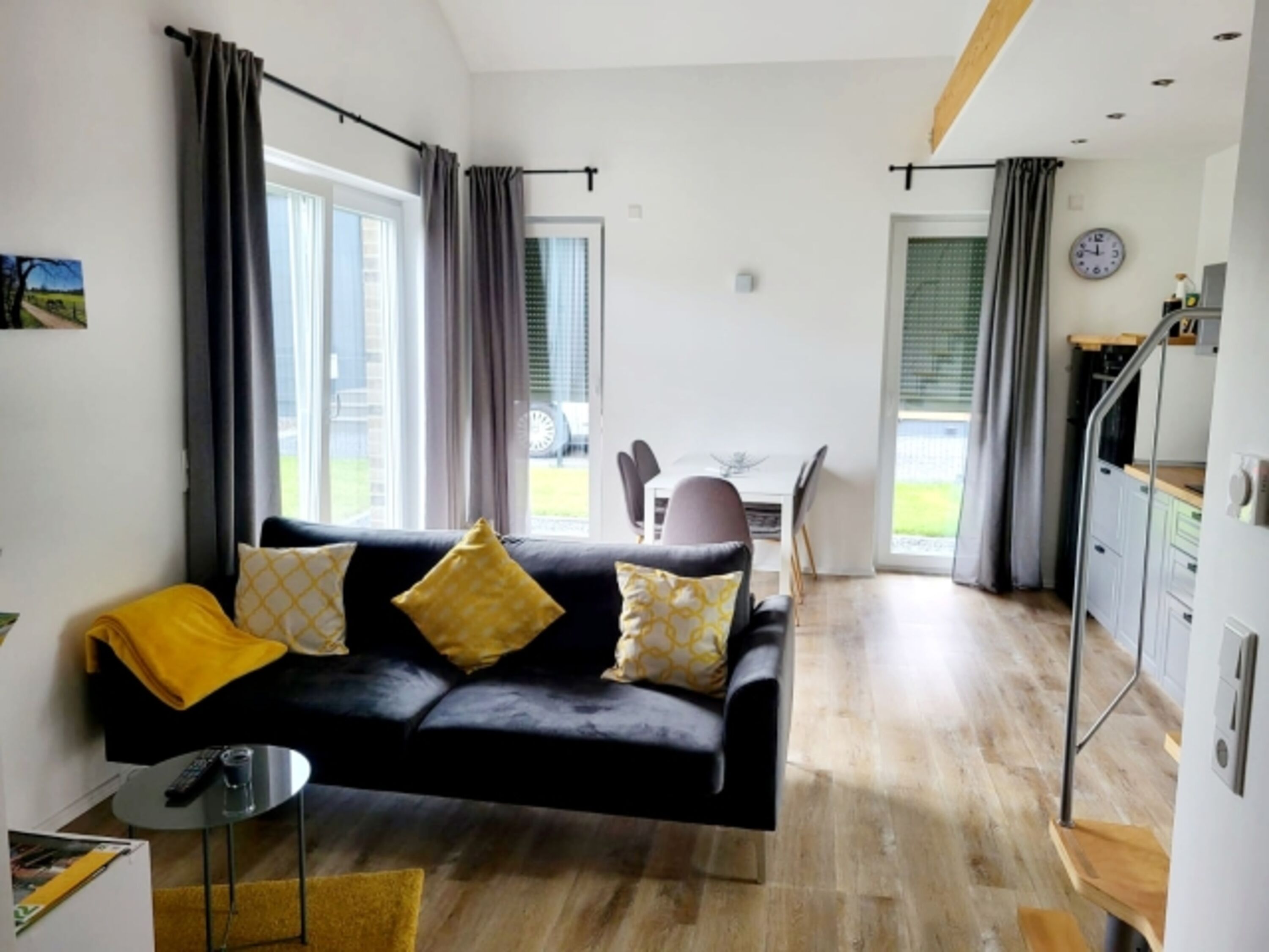 Blick auf den Essbereich und Couch