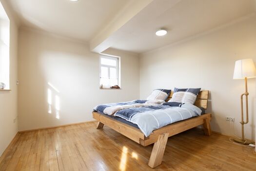 Schlafzimmer mit einem 1.80m Bett