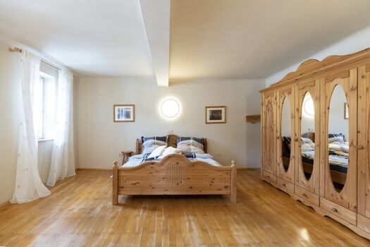 Schlafzimmer mit einem 1.80m Bett und Kleiderschrank