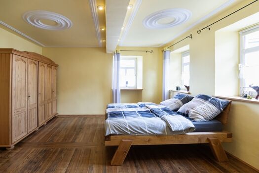 Schlafzimmer mit einem 1.80m Bett und Kleiderschrank