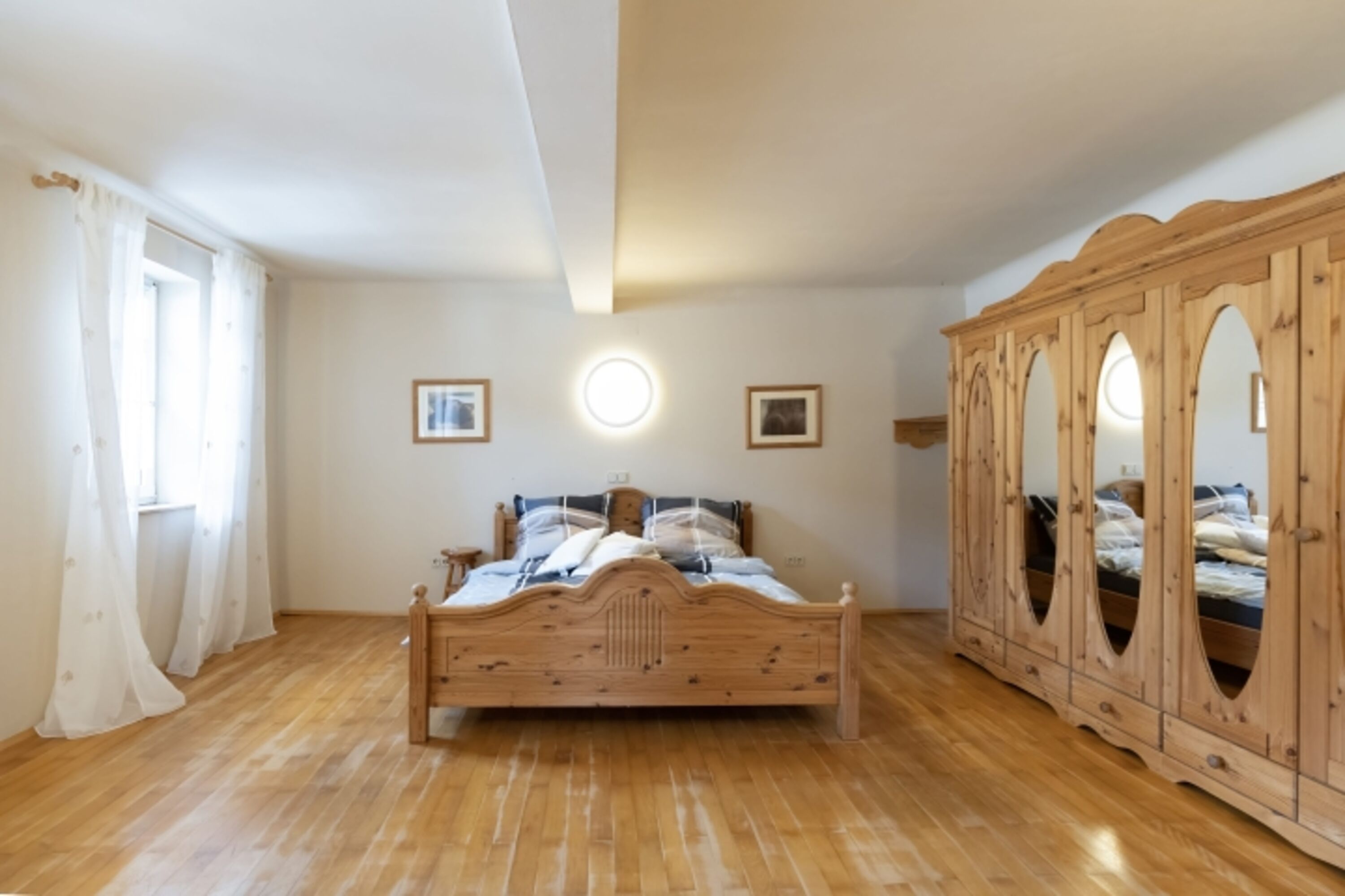Schlafzimmer mit einem 1.80m Bett und Kleiderschrank