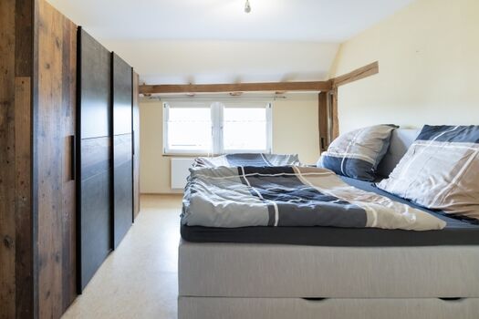 Schlafzimmer mit einem 1.80m Boxspringbett