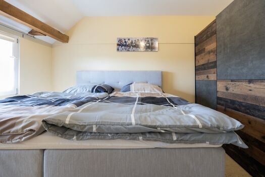 Schlafzimmer mit einem 1.80m großem Boxspringbett