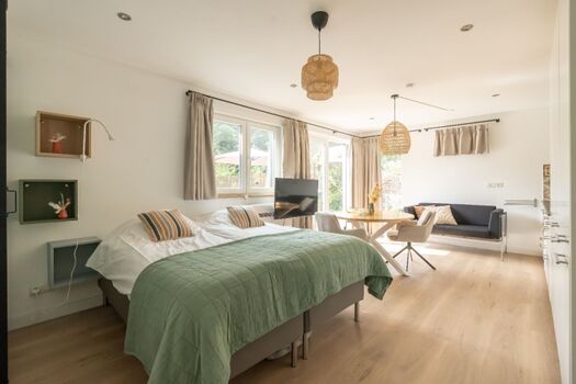 Schlafteil mit Doppelboxspringbett (180x200)