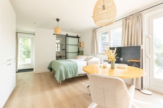 Das helle, geschmackvoll eingerichtete Wohnzimmer