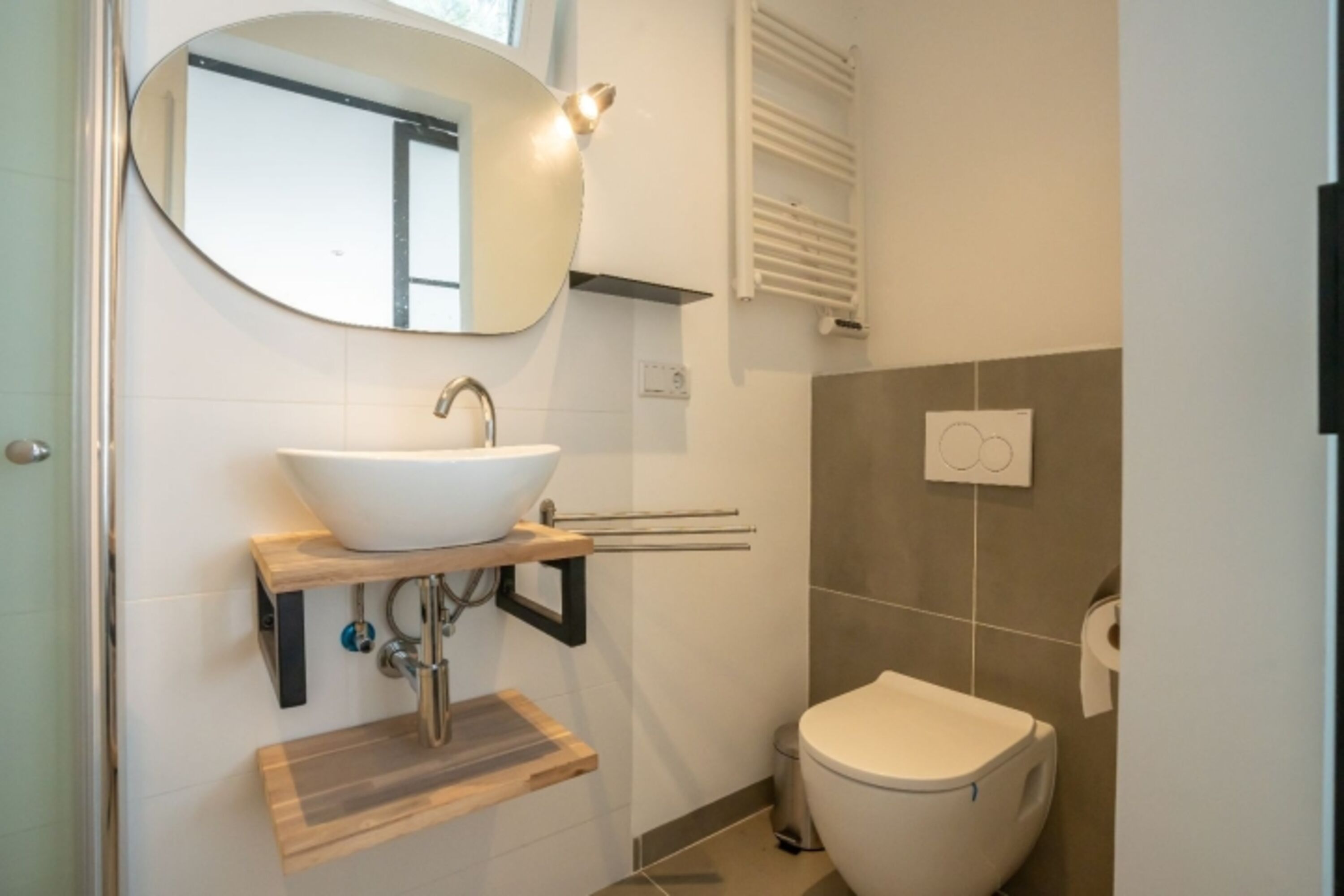 Das neue Badezimmer mit Regendusche, Waschbecken und WC