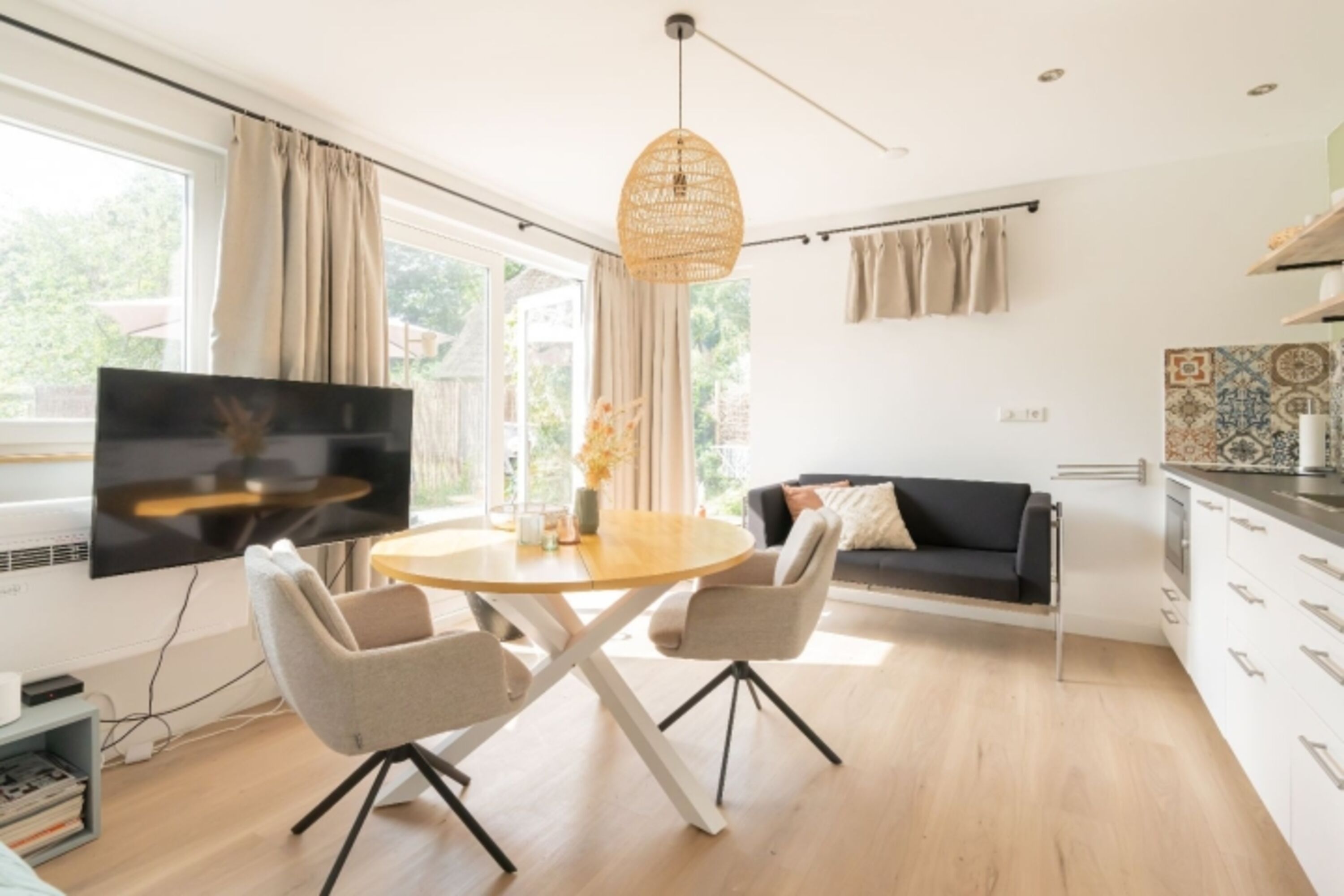 Das helle, geschmackvoll eingerichtete Wohnzimmer