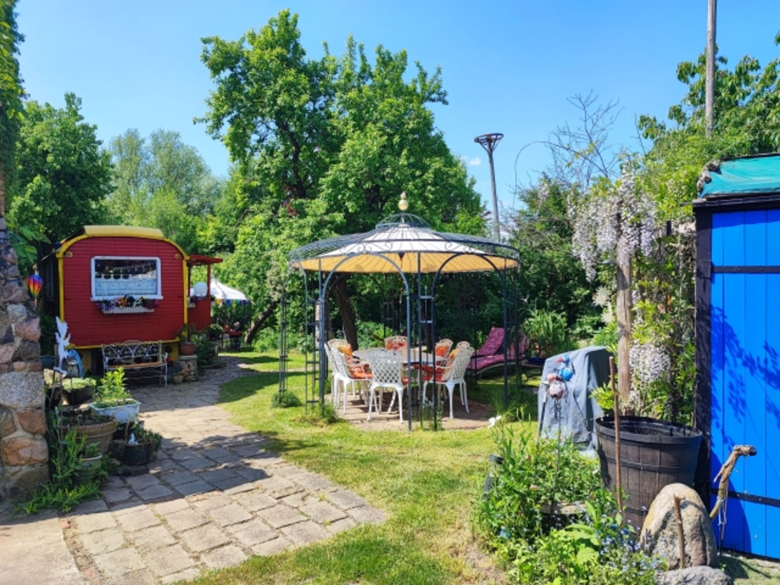 Sitzplatz unterm Gartenpavillon