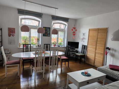 Wohnzimmer mit ausziehbarem Esstisch 