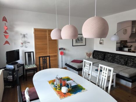 Großer ausziehbarer Esstisch im Wohzimmer