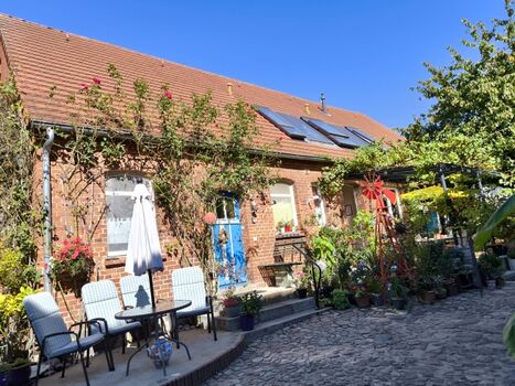 Hof mit Eingang zur Ferienwohnung Sommerflair und Terrasse