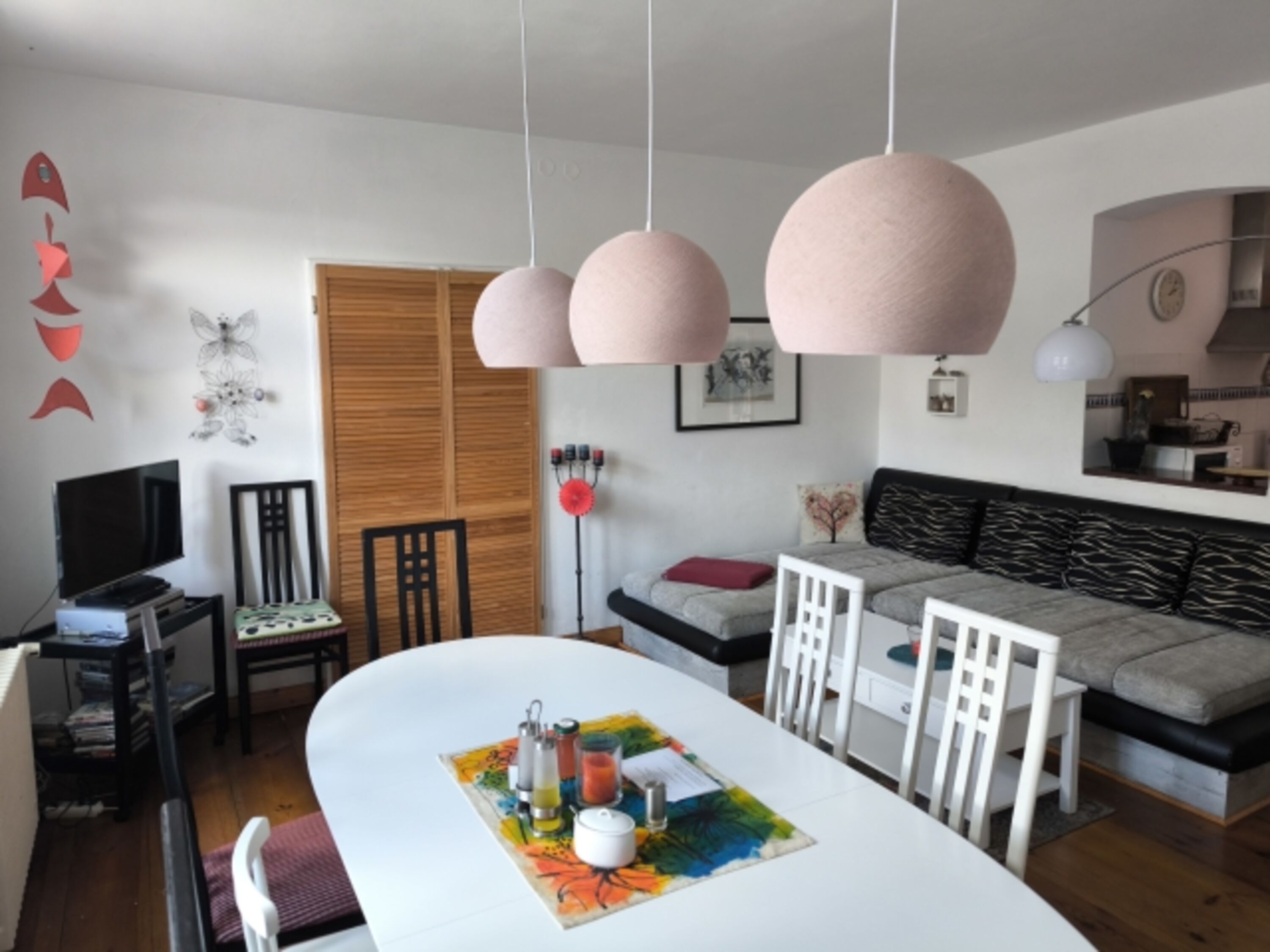 Großer ausziehbarer Esstisch im Wohzimmer
