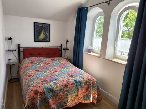 Schlafzimmer 2 - das Boddenzimmer in der Gaube mit Doppelbett 140 x 200m