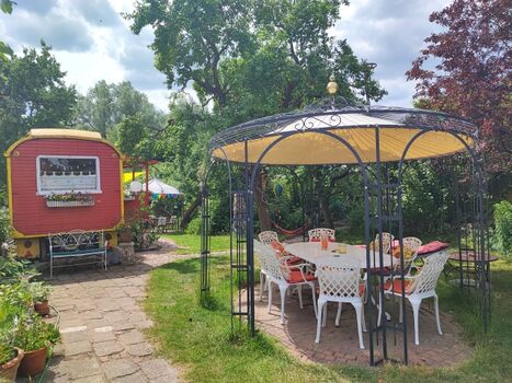 Sitzplatz unterm Pavillon 