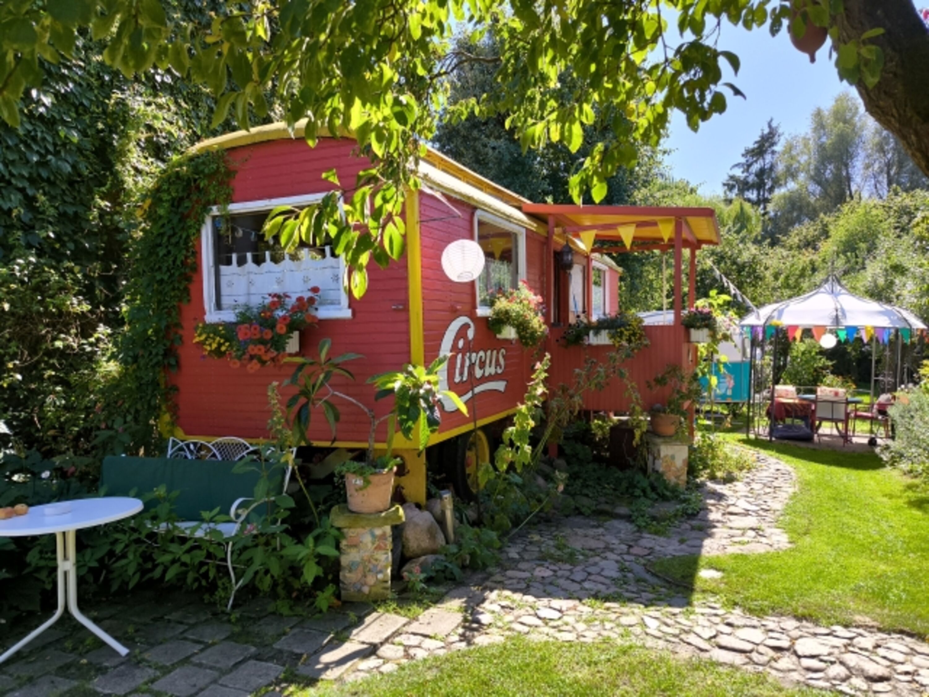 Zirkuswagen Ferienhaus Ensemble