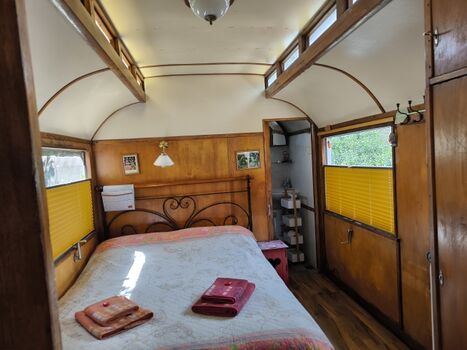 Schlafsalon vom Original Historischen Zirkuswagen