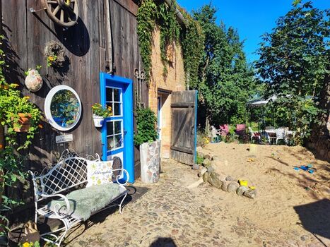 Hof mit großem Sandberg zum Buddeln 