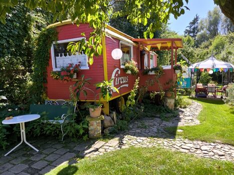 Zirkuswagen Ferienhaus Ensemble