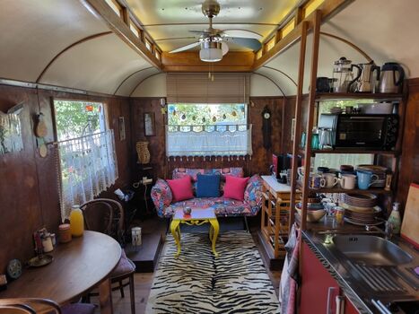 Wohnsalon vom Original Historischen Zirkuswagen