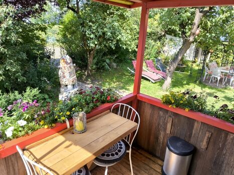 kleine Terrasse überdacht mit Esstisch