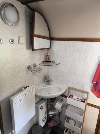 Duschbad an den Schlafsalon angrenzend