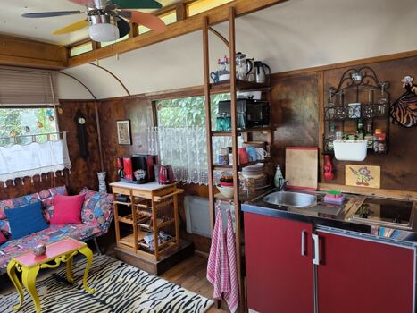 offene Küche im  Original Historischen Zirkuswagen