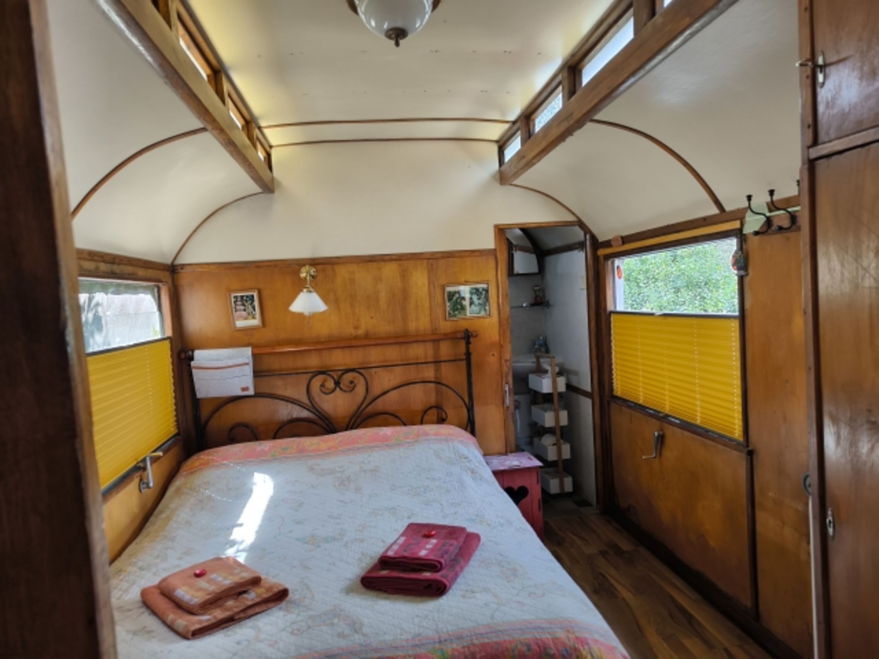 Schlafsalon vom Original Historischen Zirkuswagen