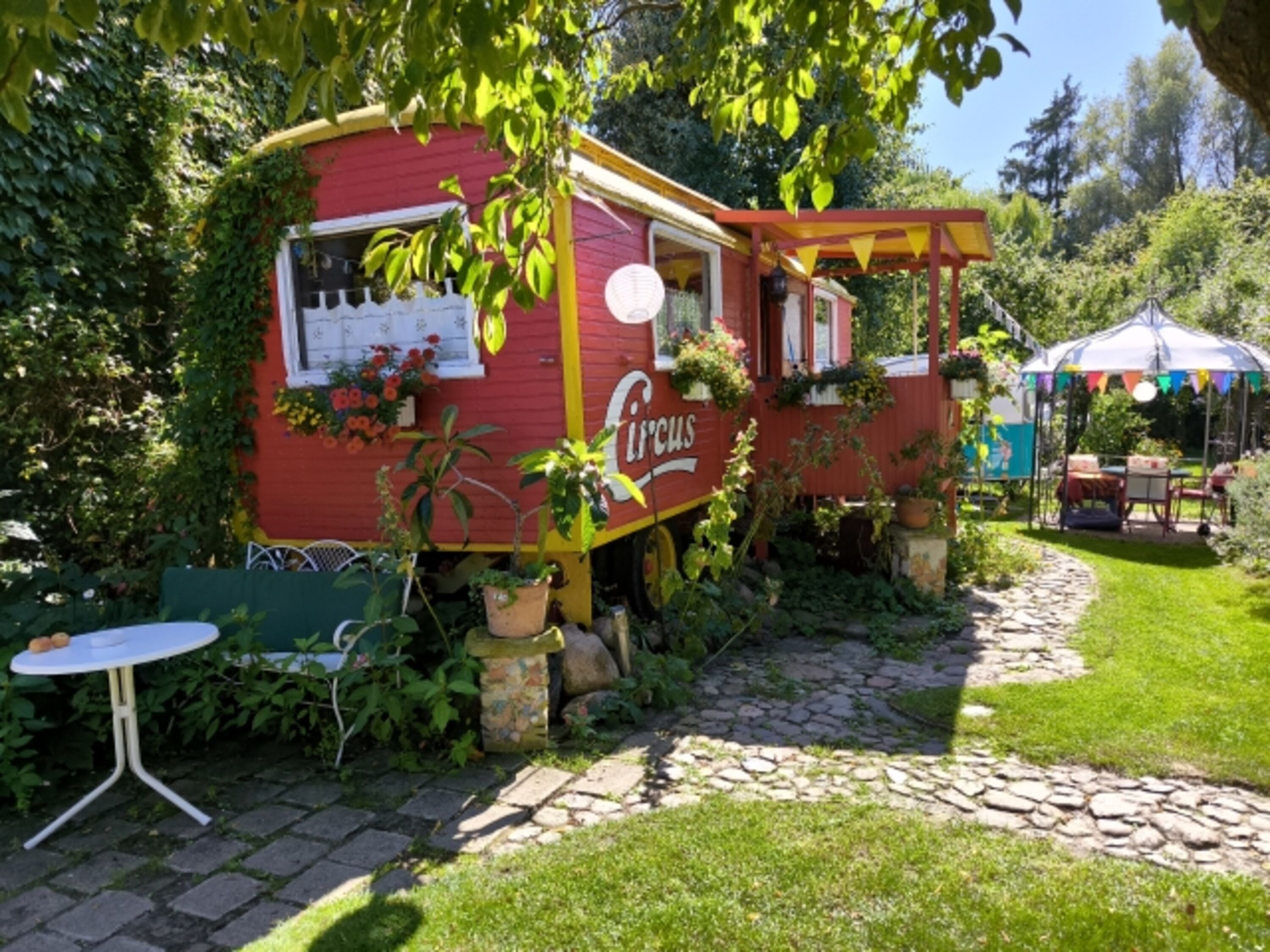 Zirkuswagen Ferienhaus Ensemble