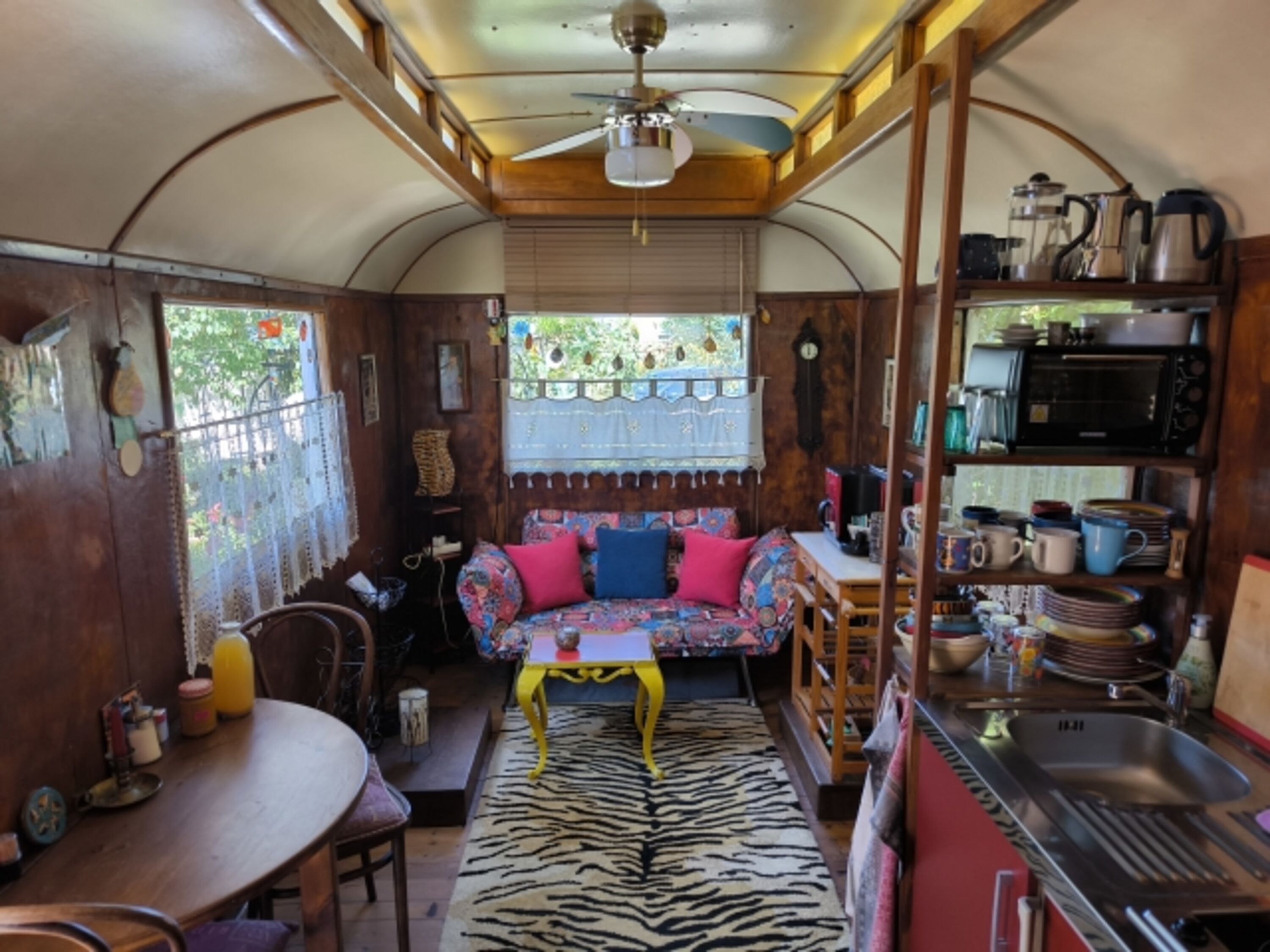 Wohnsalon vom Original Historischen Zirkuswagen