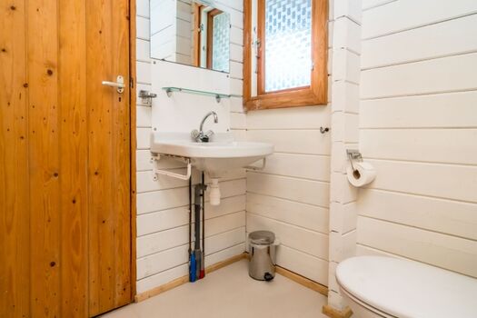 Toilette mit Waschbecken