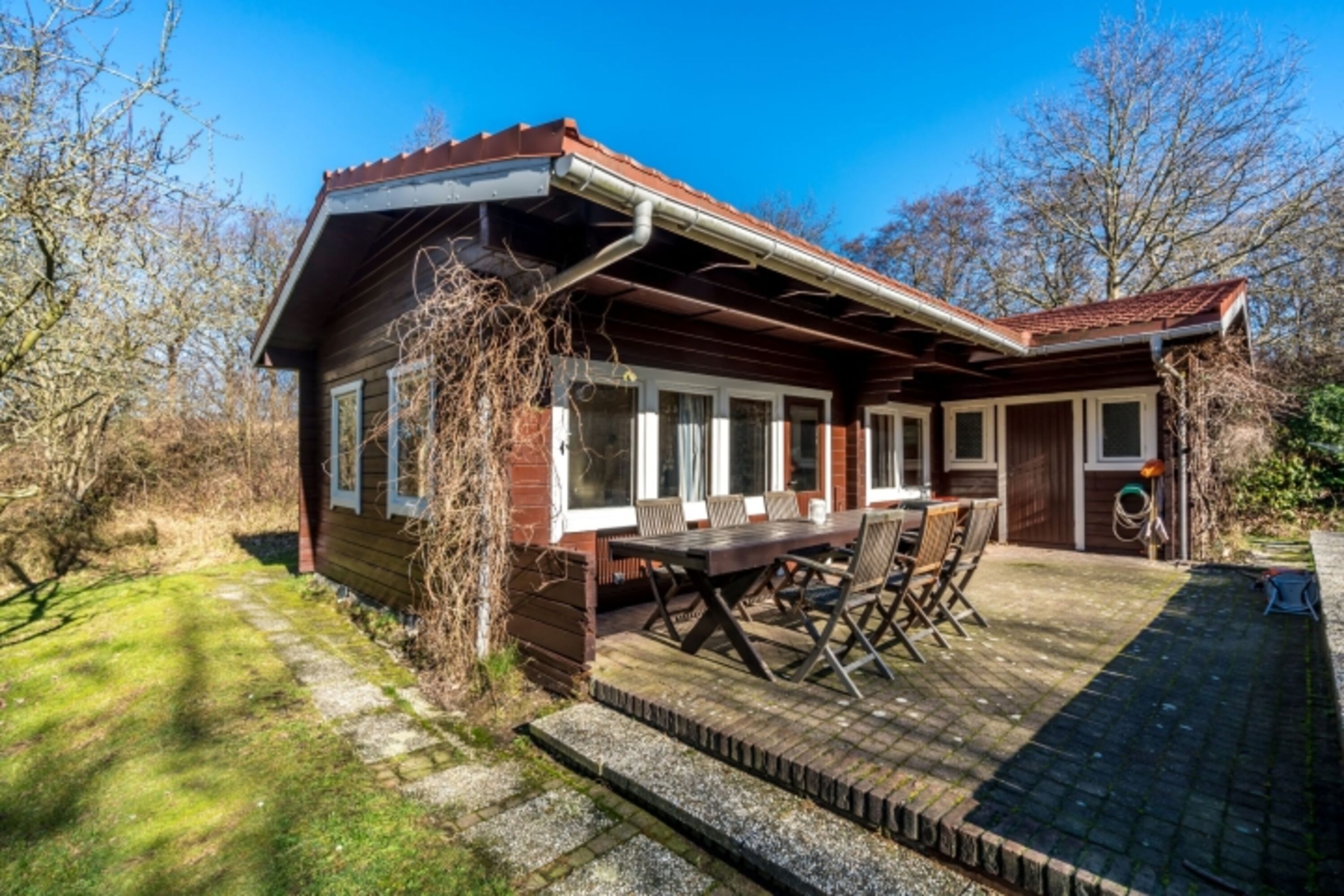 Sonnige Terrasse mit Gartenmöbeln