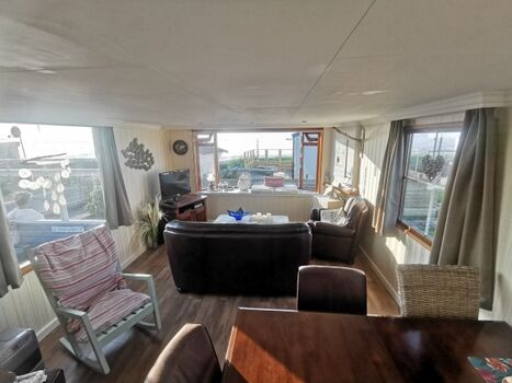 hell erstrahlt der Wohnbereich