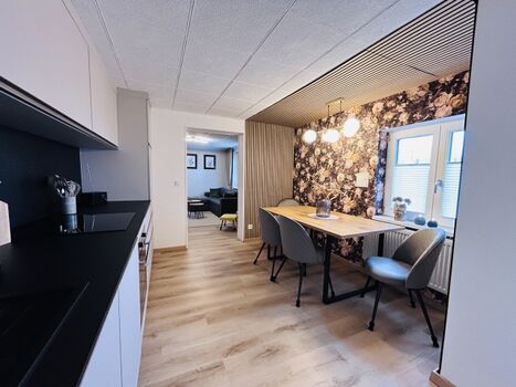 Küche und Esszimmer