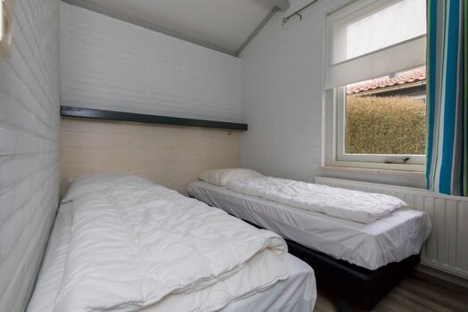 Schlafzimmer 1 mit 2 Boxspringbetten und Kleiderschrank