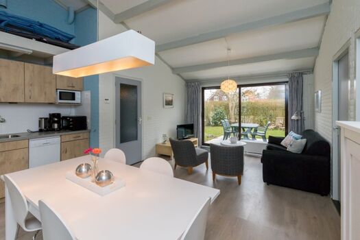 Die offene Küche mit Essgruppe